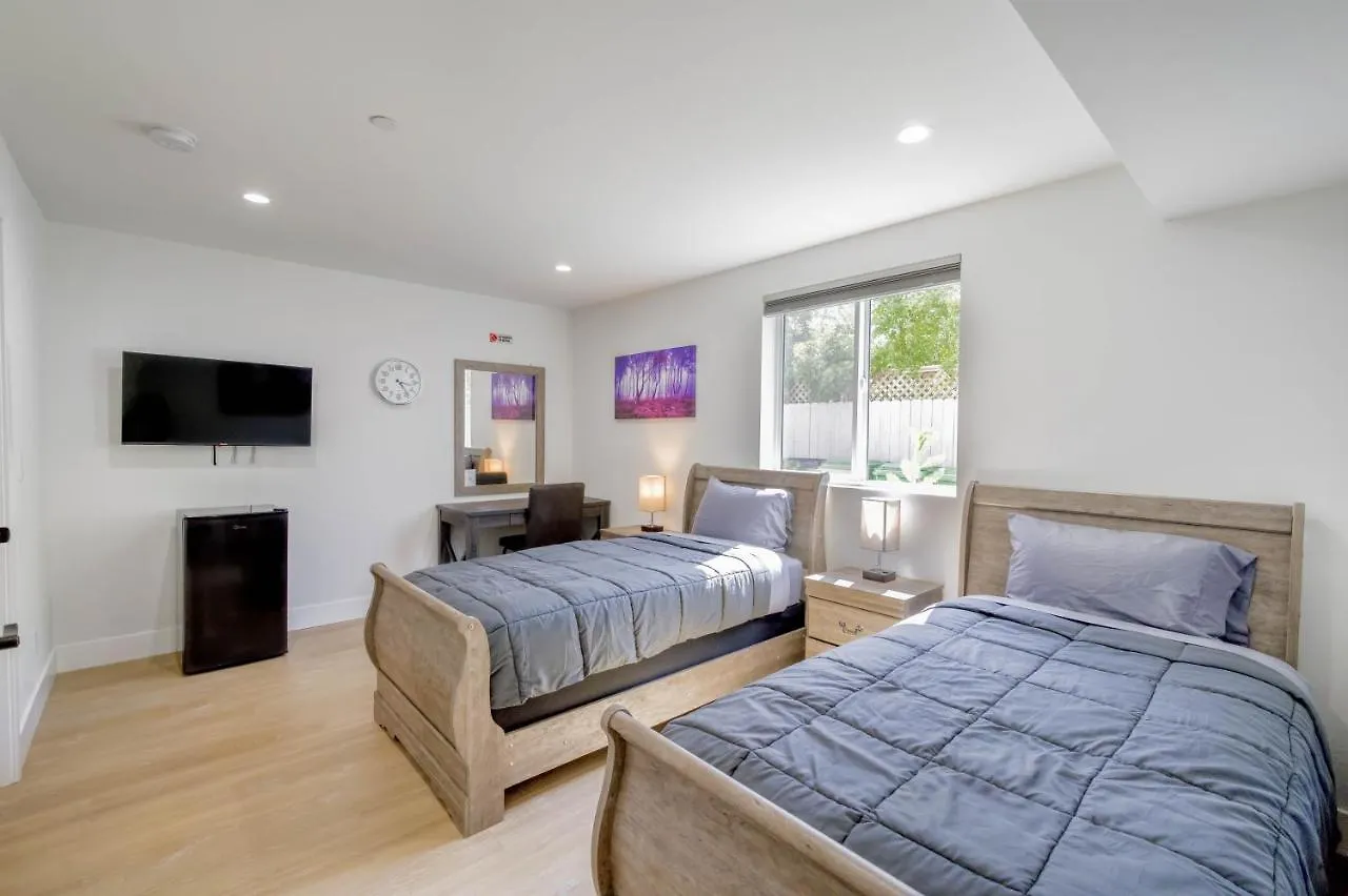 Modern Apartment In Studio City Los Angeles